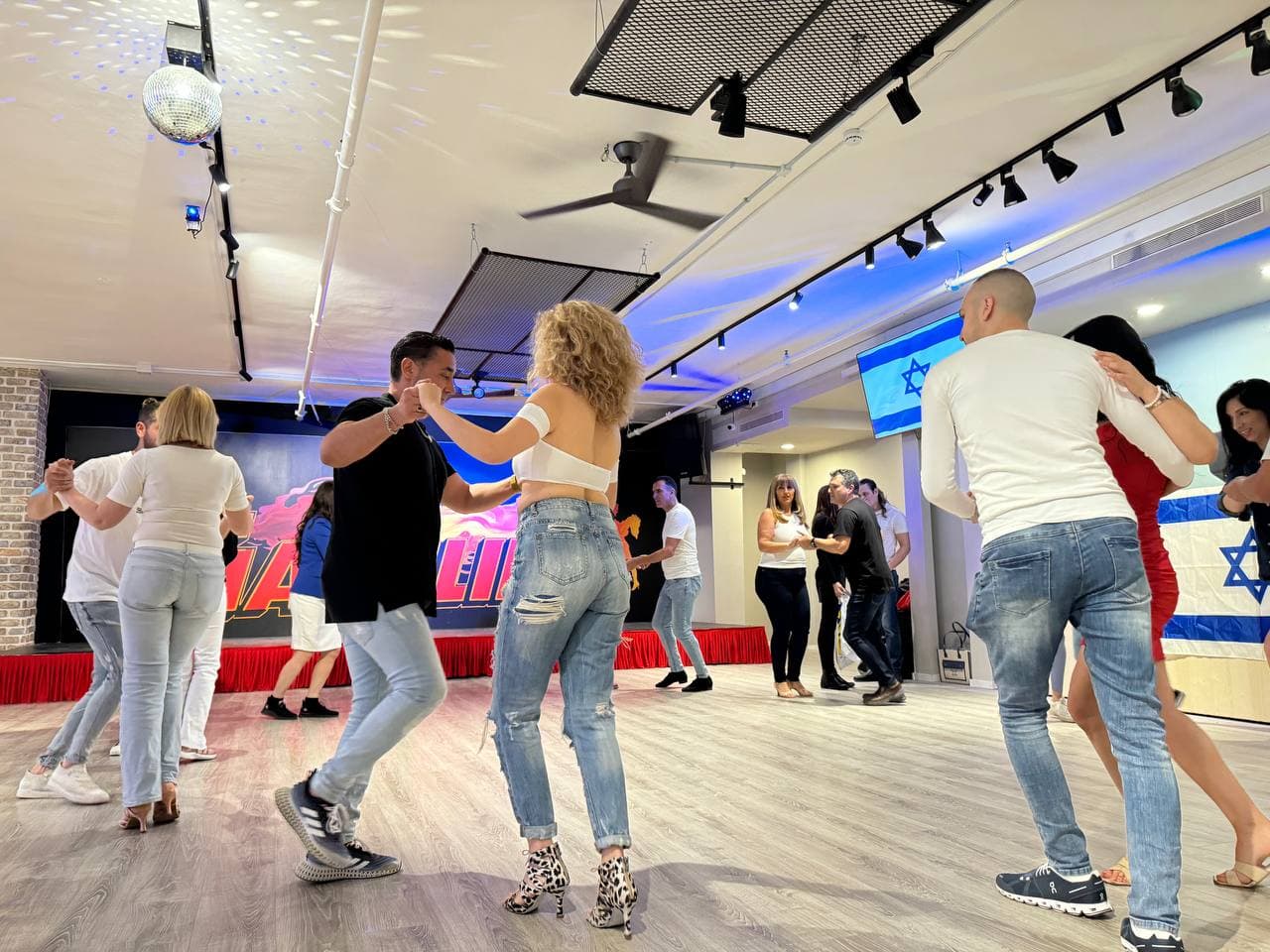 גסולינה (Gasolina latin dance ) שיעורים מסיבות ריקודים לטיניים ( סלסה בצ'אטה ועוד). Rishon Lezion