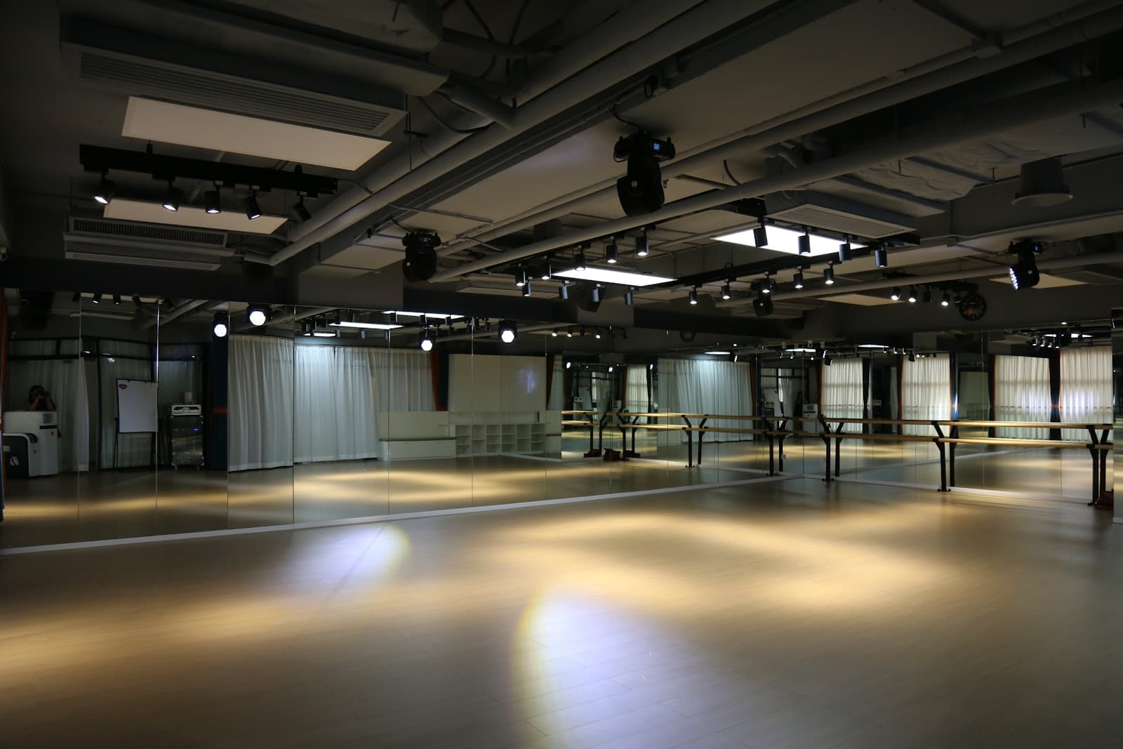 Ballatin Dance Studio. Shek Tong Tsui